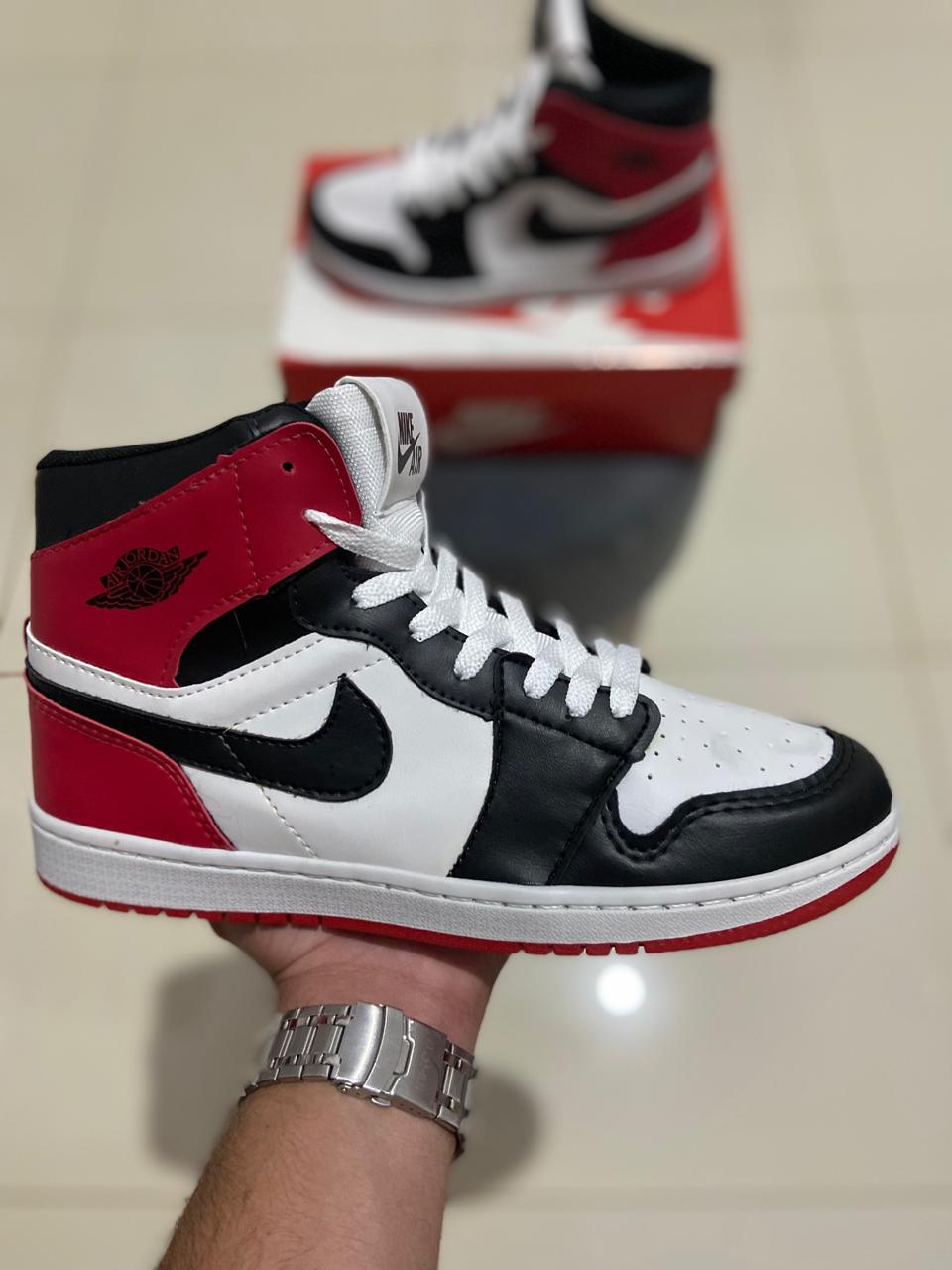 NIKE AIR JORDAN 1